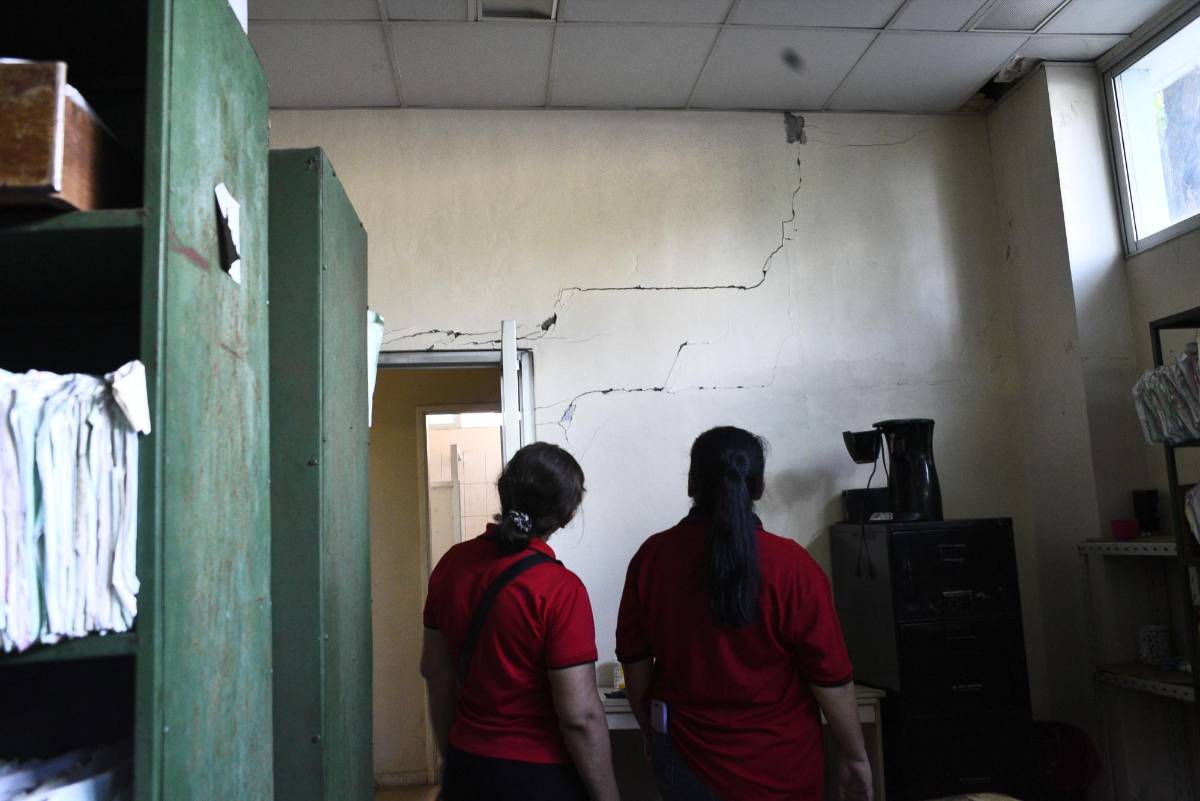 La pared de archivo es solamente sostenida por la puerta, el muro está dañado.
