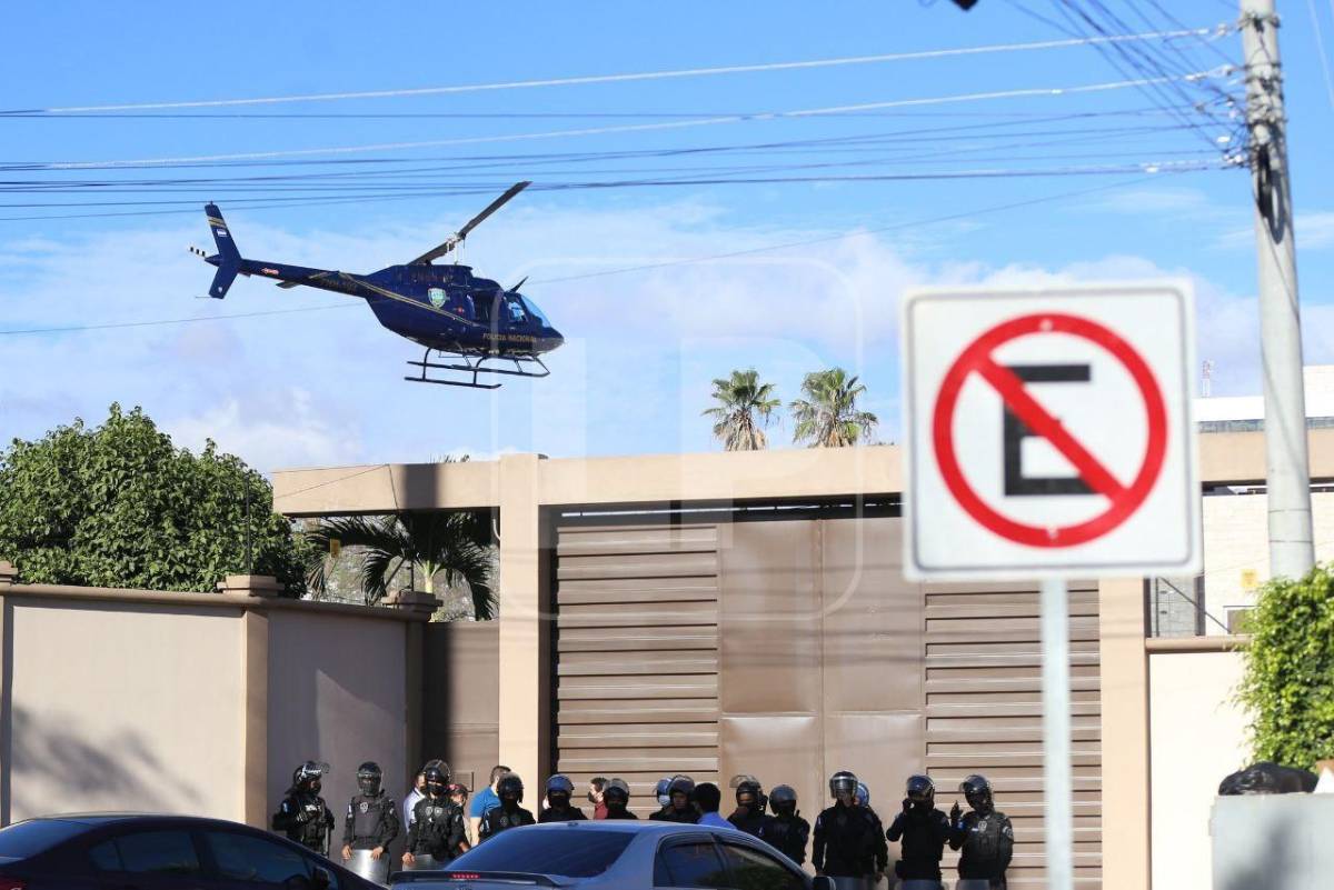El expresidente Hernández fue trasladado en helicóptero a la Corte Suprema de Justicia donde este miércoles conocerá si es extraditado o no hacia EEUU.