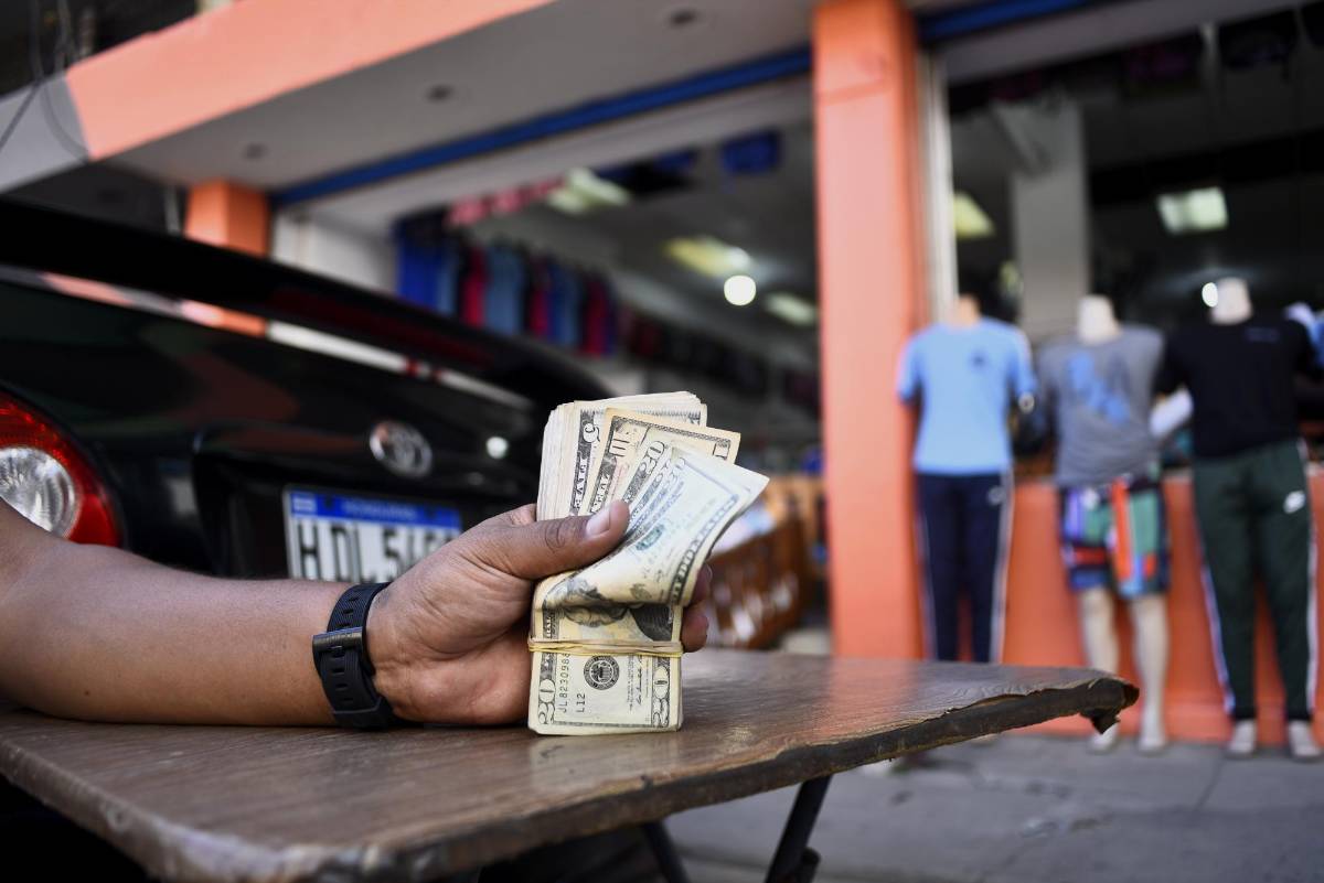 Empresarios advierten falta de productos por escasez de dólares