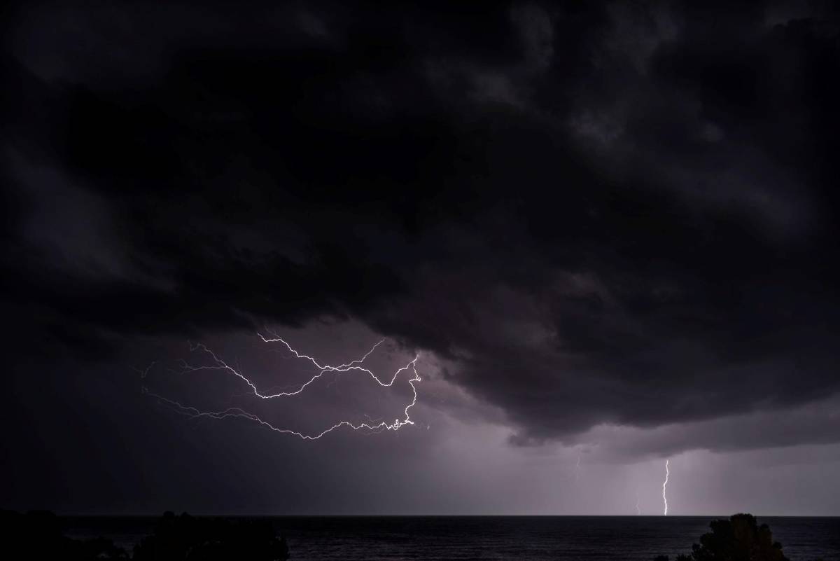 VIDEO: Se salvan de morir tras caer rayo en embarcación en la que pescaban en altamar