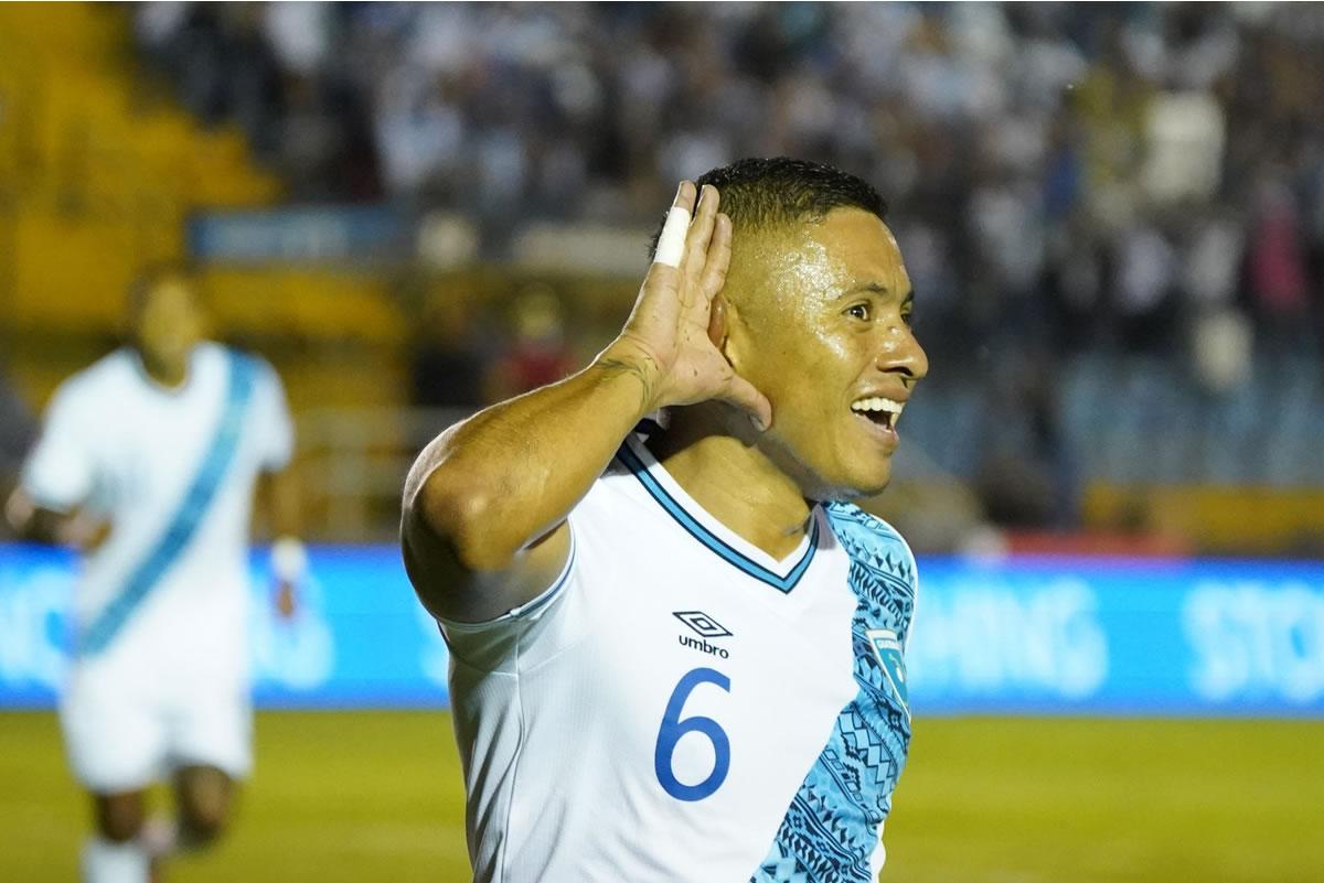 Carlos Mejía celebrando su gol que puso en ventaja a Guatemala.