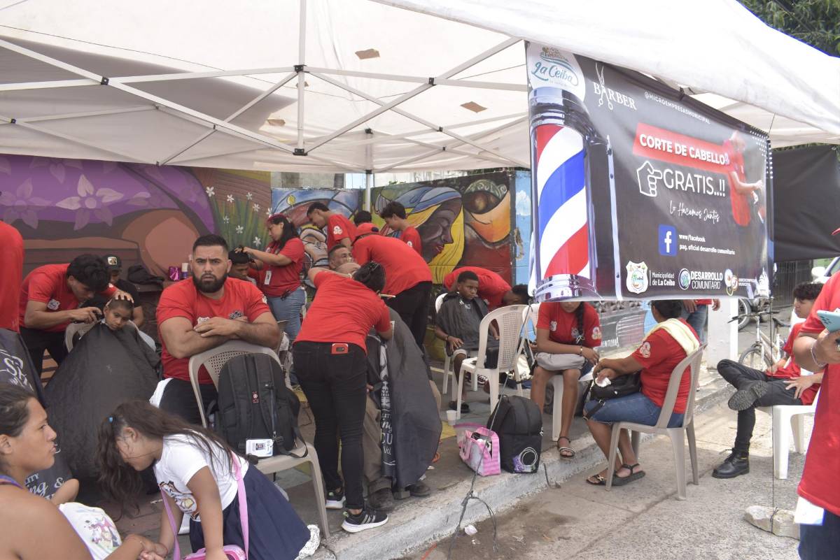 Mujeres ceibeñas compiten con varones para ser barberas