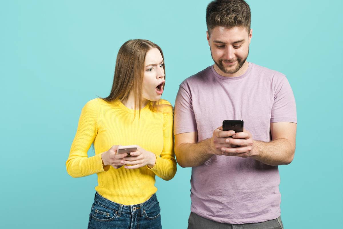¿Por qué no debes espiar a tu pareja en redes sociales?
