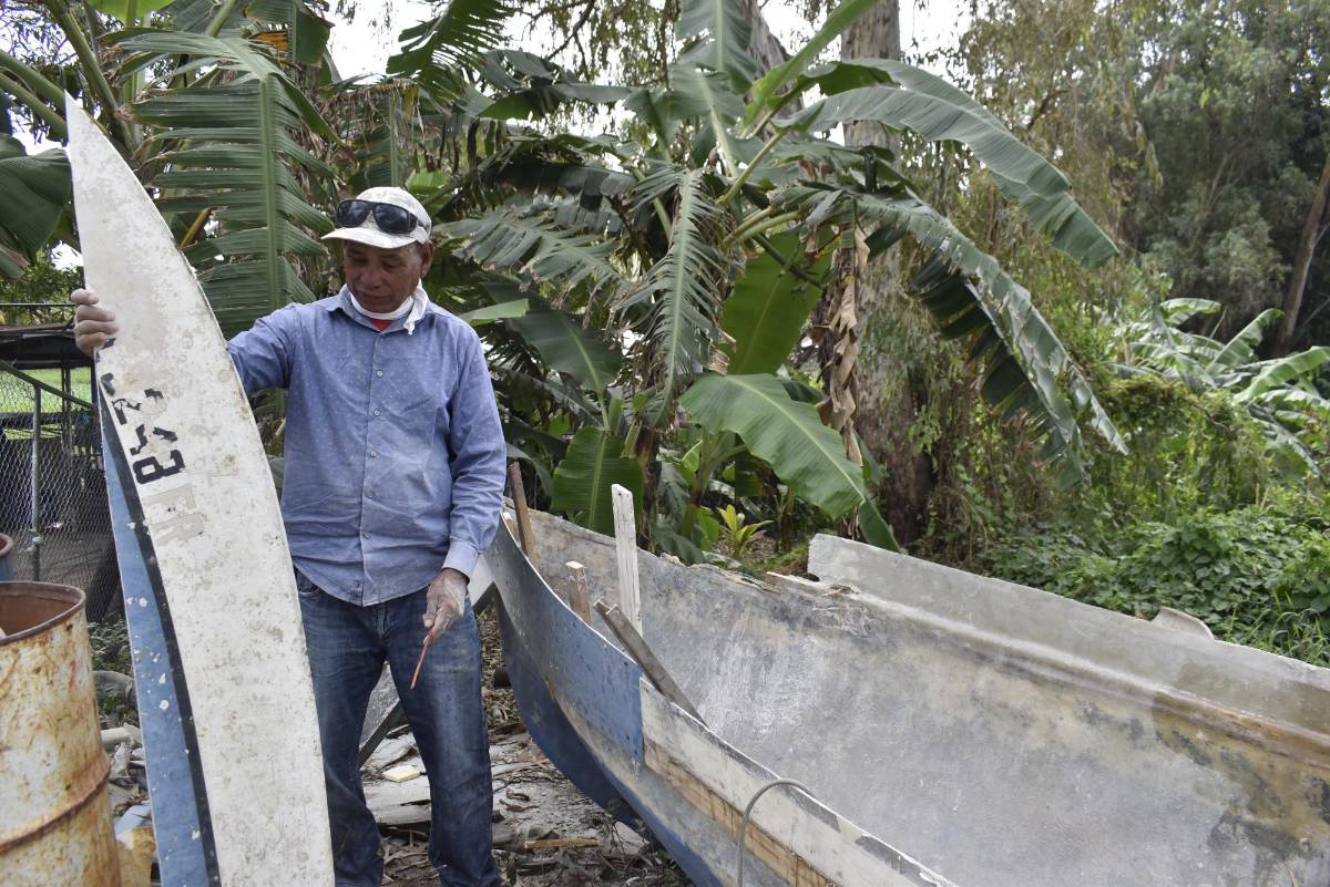Pescador construye lanchas nuevas con piezas viejas de otras en el Caribe de Honduras