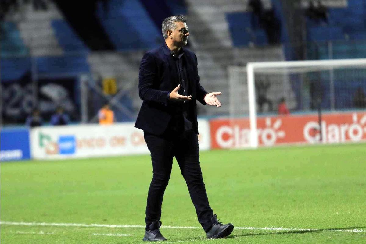 Diego Vázquez dirigiendo en el partido de vuelta del repechaje.