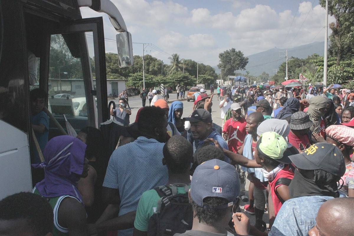 Caravana de migrantes se disuelve al entregarse a autoridades mexicanas