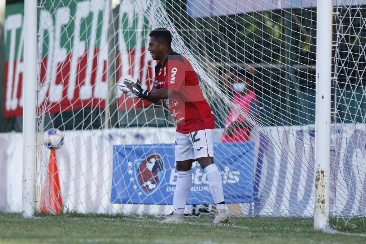 El mediocampista Jeancarlo Vargas se puso como portero del Marathón desde los 51 minutos.