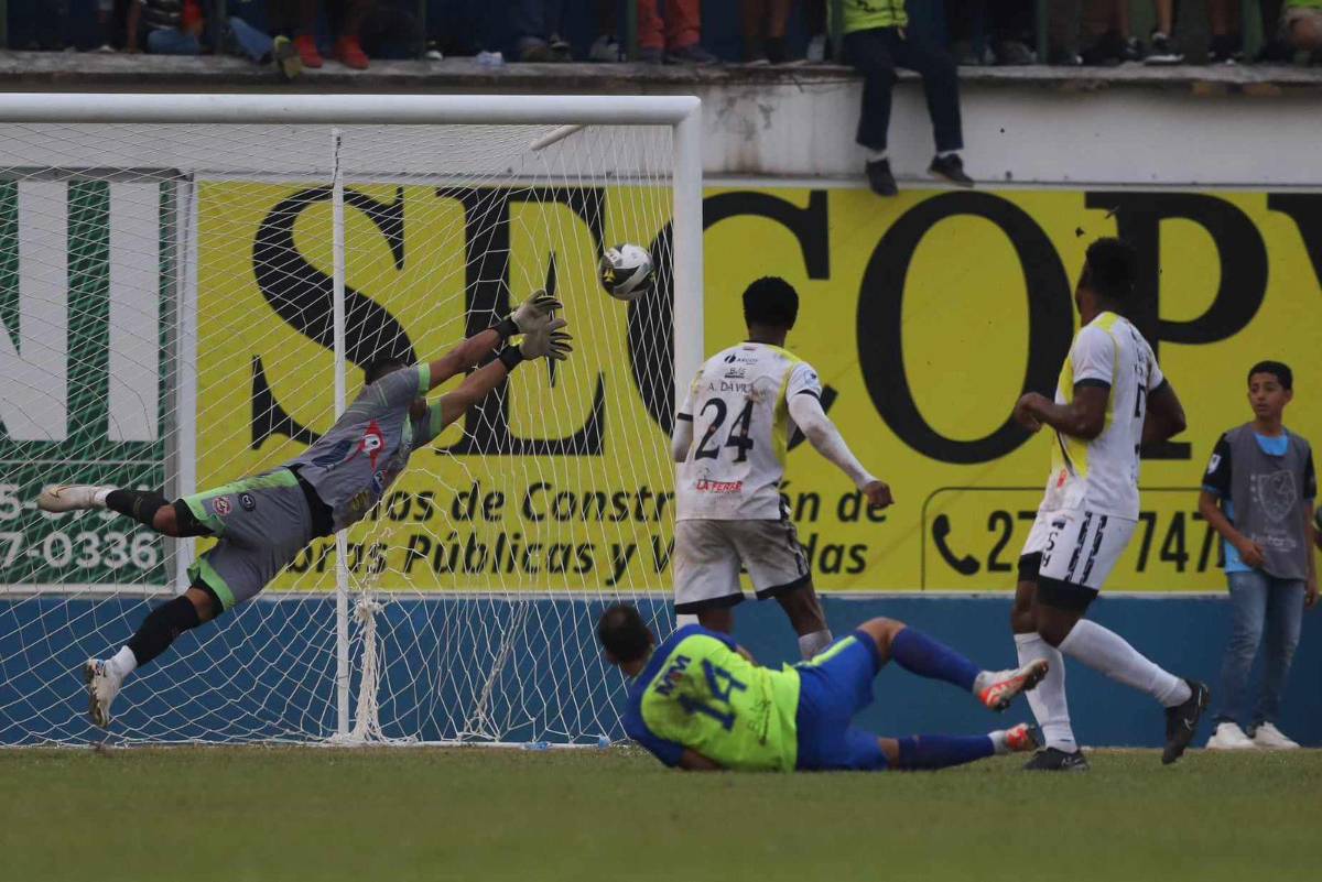 La tremenda atajada de Gerson Argueta sobre el final del partido.