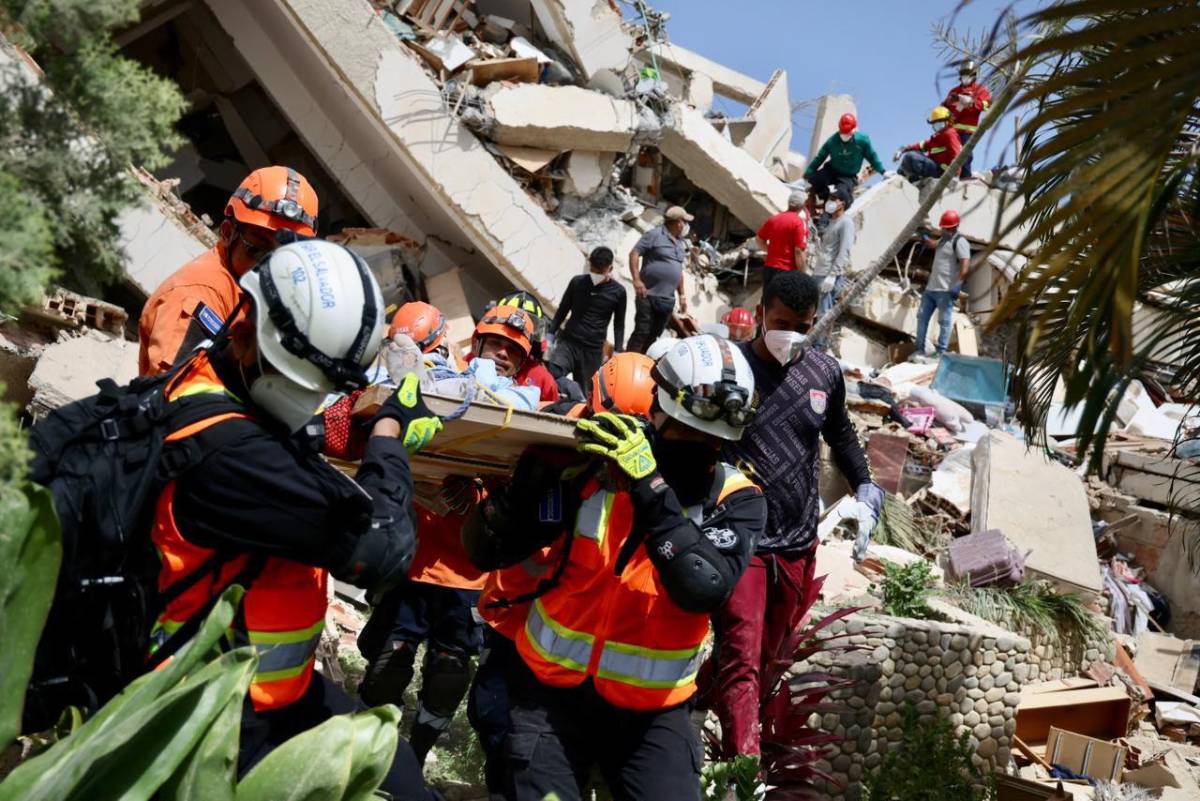 La desesperada búsqueda de sobrevivientes continúa tras los terremotos en Venezuela