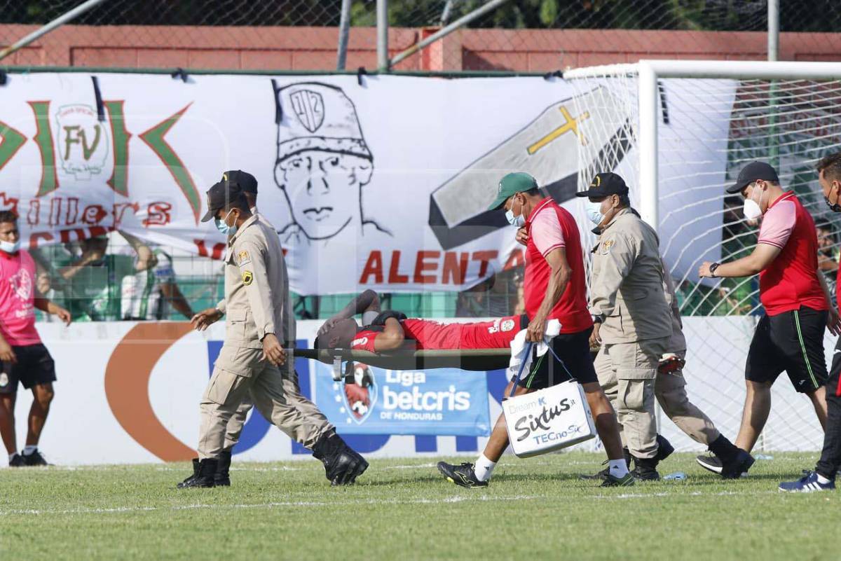 Denovan Torres tuvo que salir del partido al sentirse mareado.