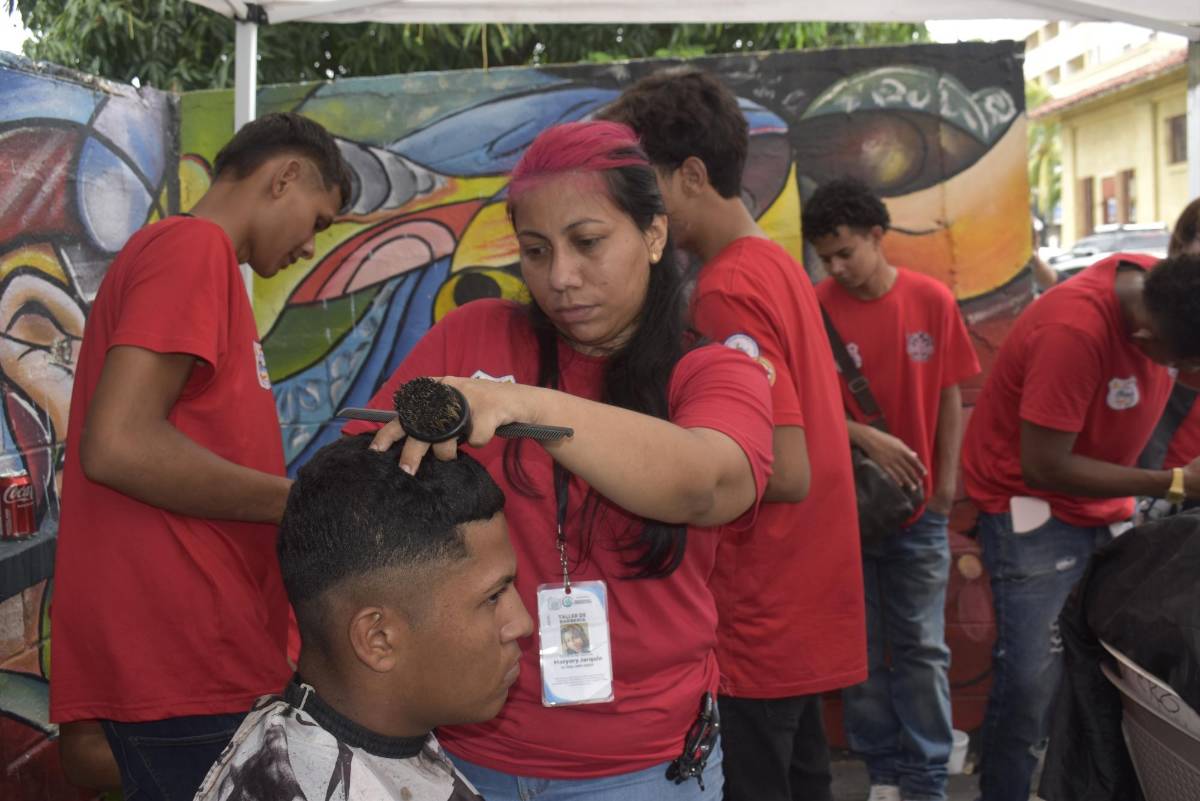 Mujeres ceibeñas compiten con varones para ser barberas