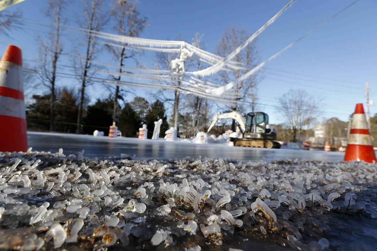 A su paso por el sur y el noreste de EE.UU. el fenómeno meteorológico ha dejado a miles de personas sin corriente eléctrica: de acuerdo a los datos de la página web poweroutage.us.