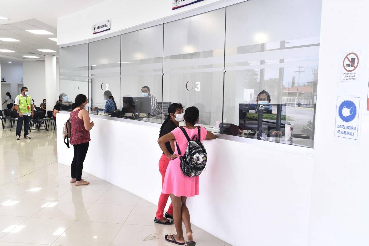 Pacientes realizan el pago de los L20.00 de la consulta médica.