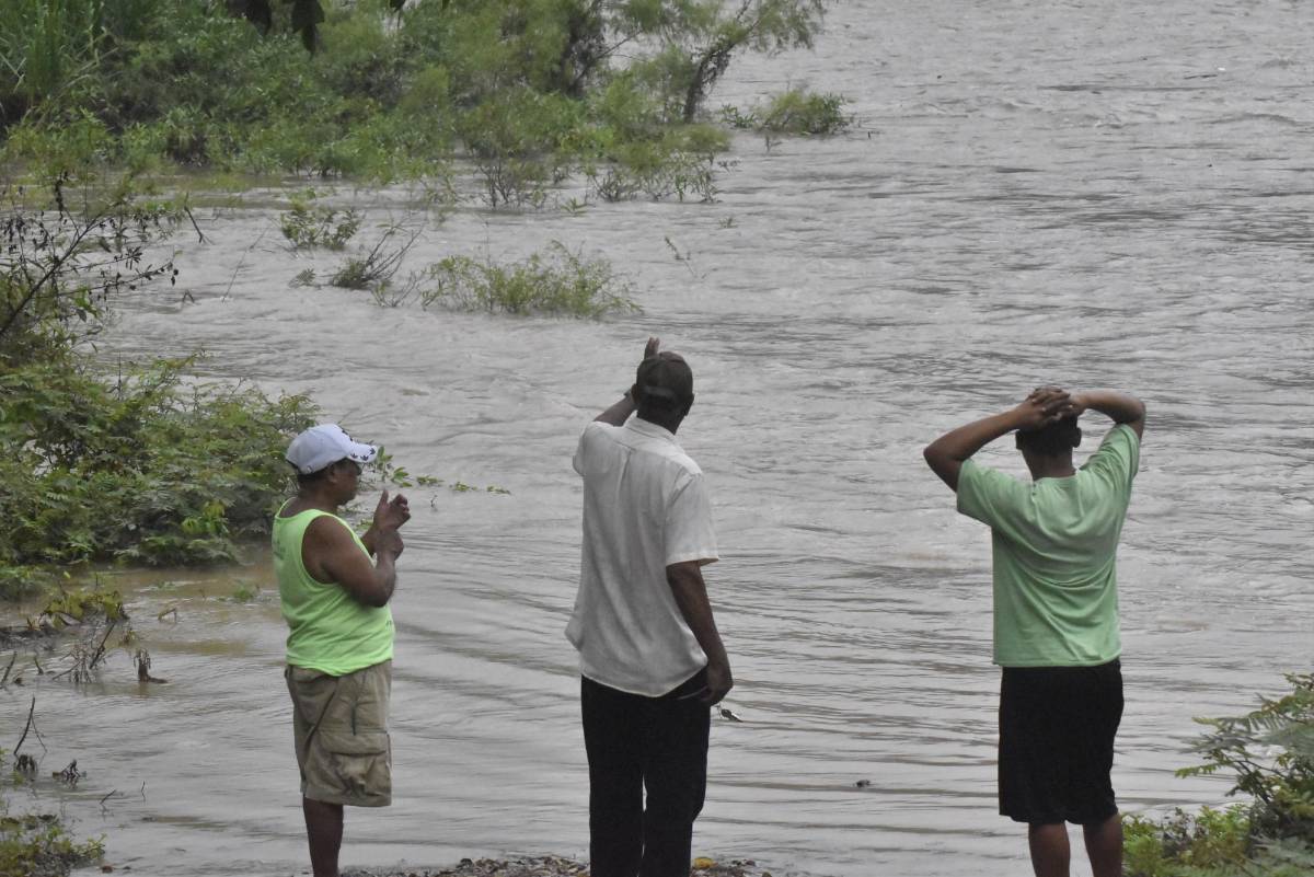 Ríos crecidos tienen sin paso a comunidades de Yoro y Atlántida