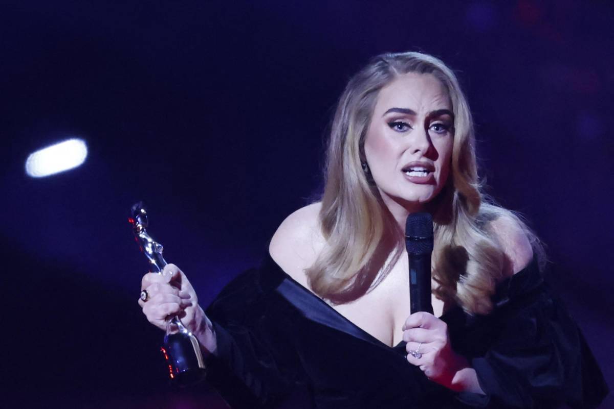 Adele al momento de recibir su premio de Artista del Año.