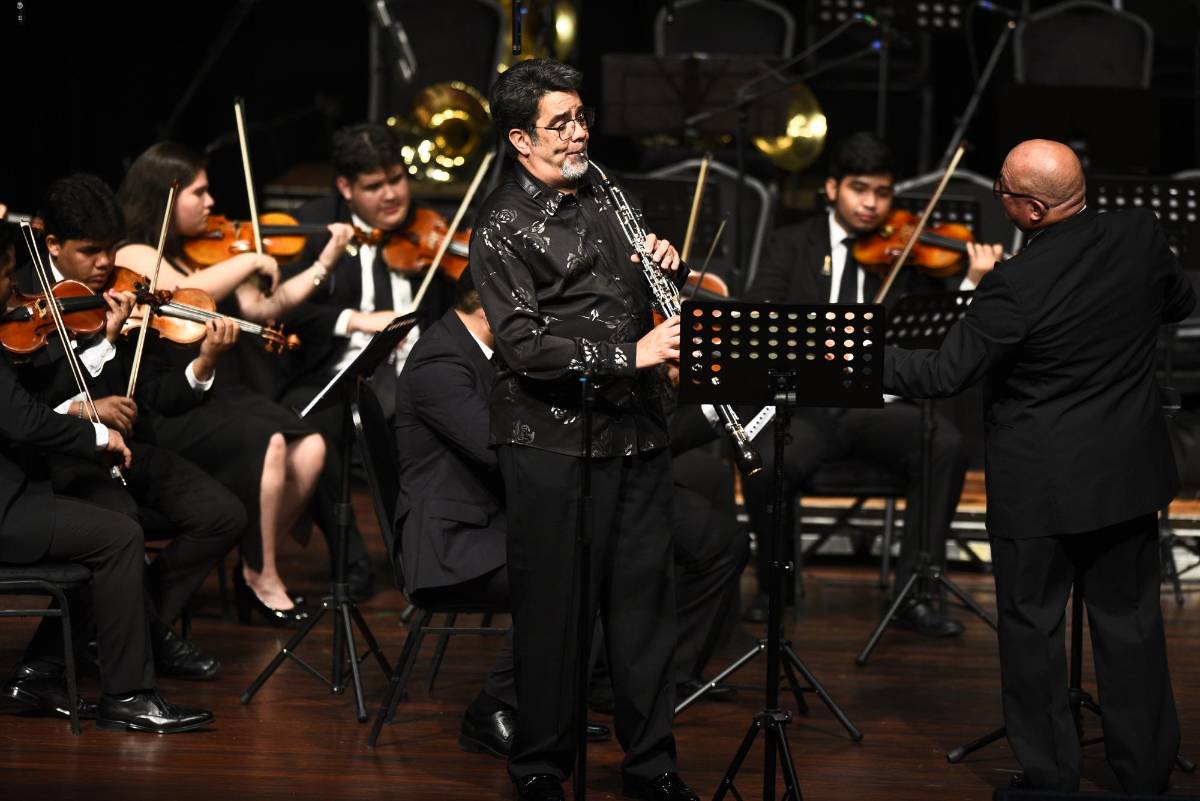 El oboísta puertorriqueño Pedro Díaz ovacionado tras su concierto en SPS