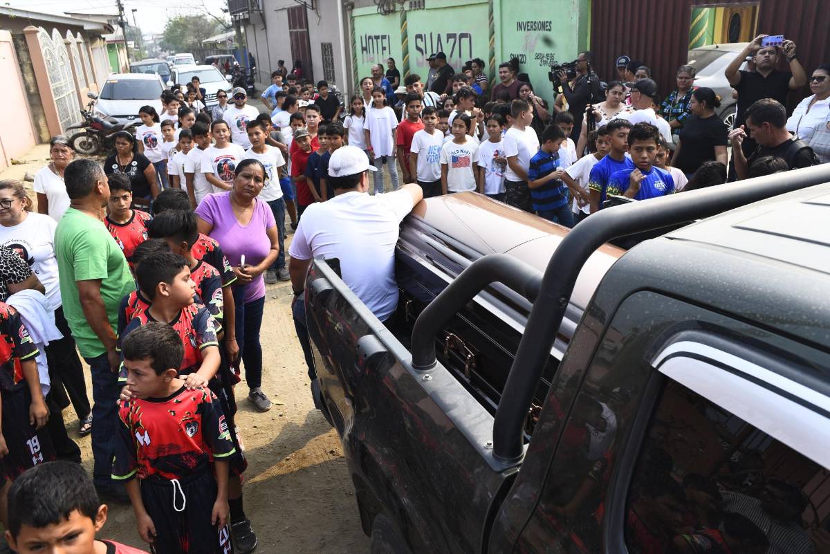 Los niños y muchos pobladores de Azacualpa acompañaron a Maynor Suazo Sandoval a su última morada.