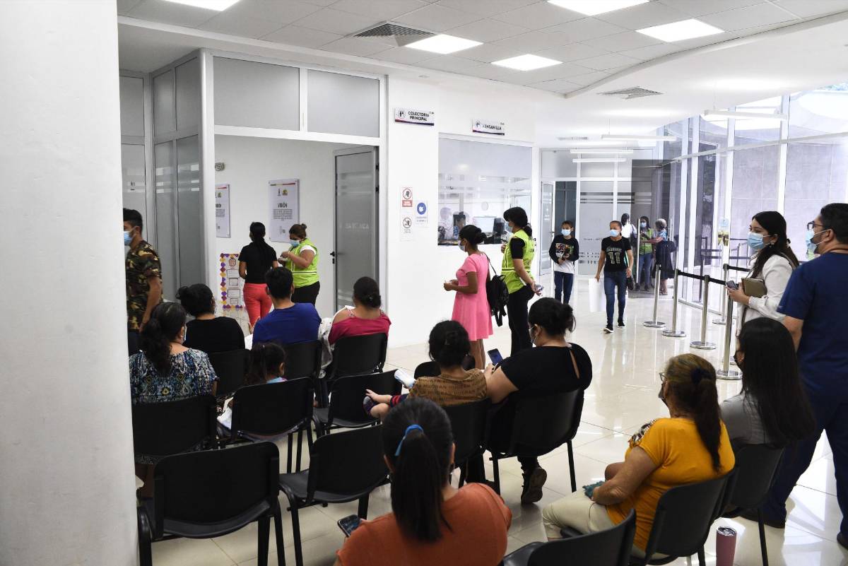 Pacientes esperan su turno en la sala de espera del macrodistrito de Cofradía.
