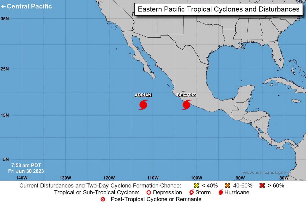 Los huracanes Beatriz y Adrián se movilizan cerca de la costa del Pacífico de México.