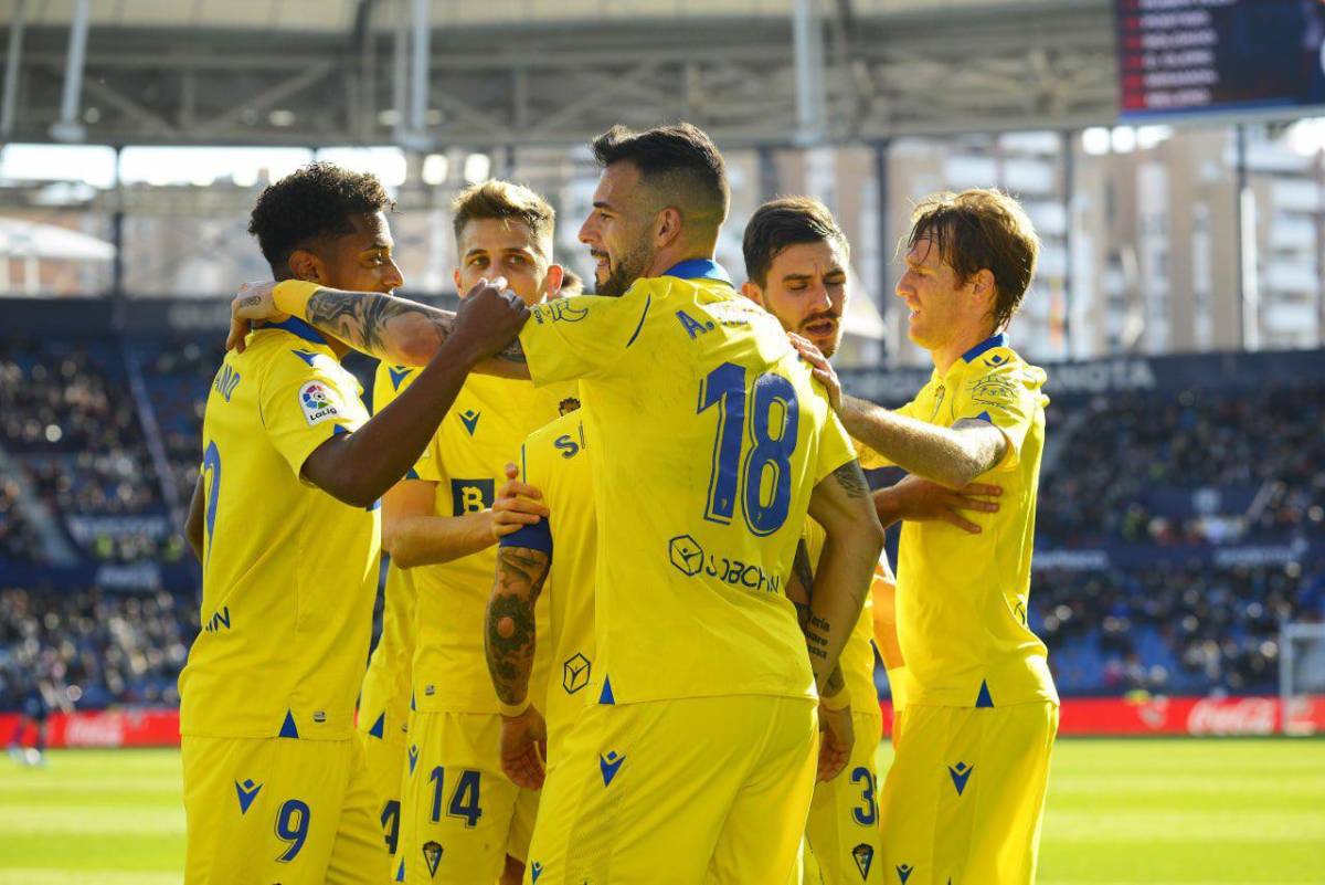 Antony Lozano y el resto de sus compañeros celebrando el golazo de Negredo; la asistencia fue del hondureño.