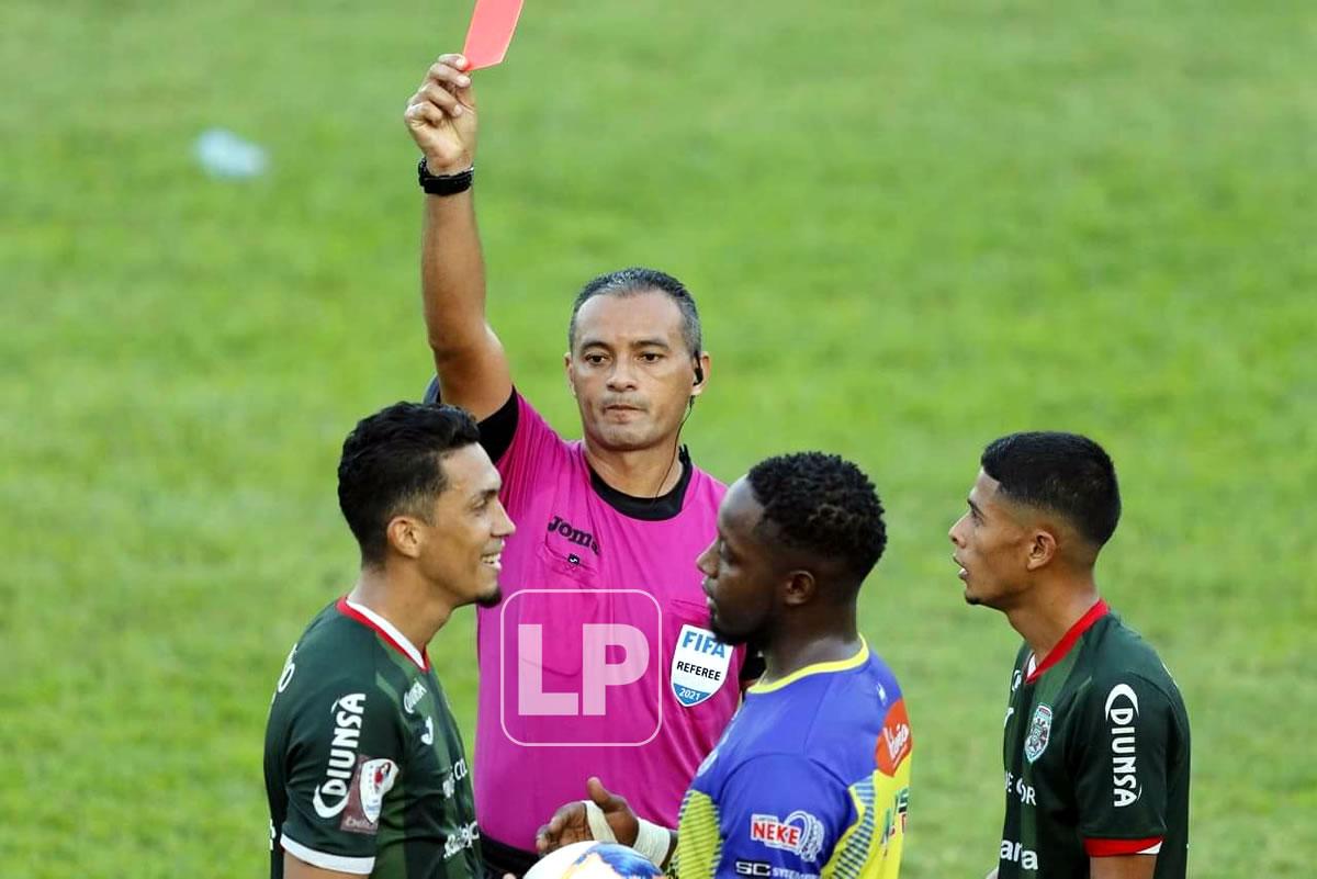 Melvin Matamoros cuando mostraba la tarjeta roja a Allans Vargas.