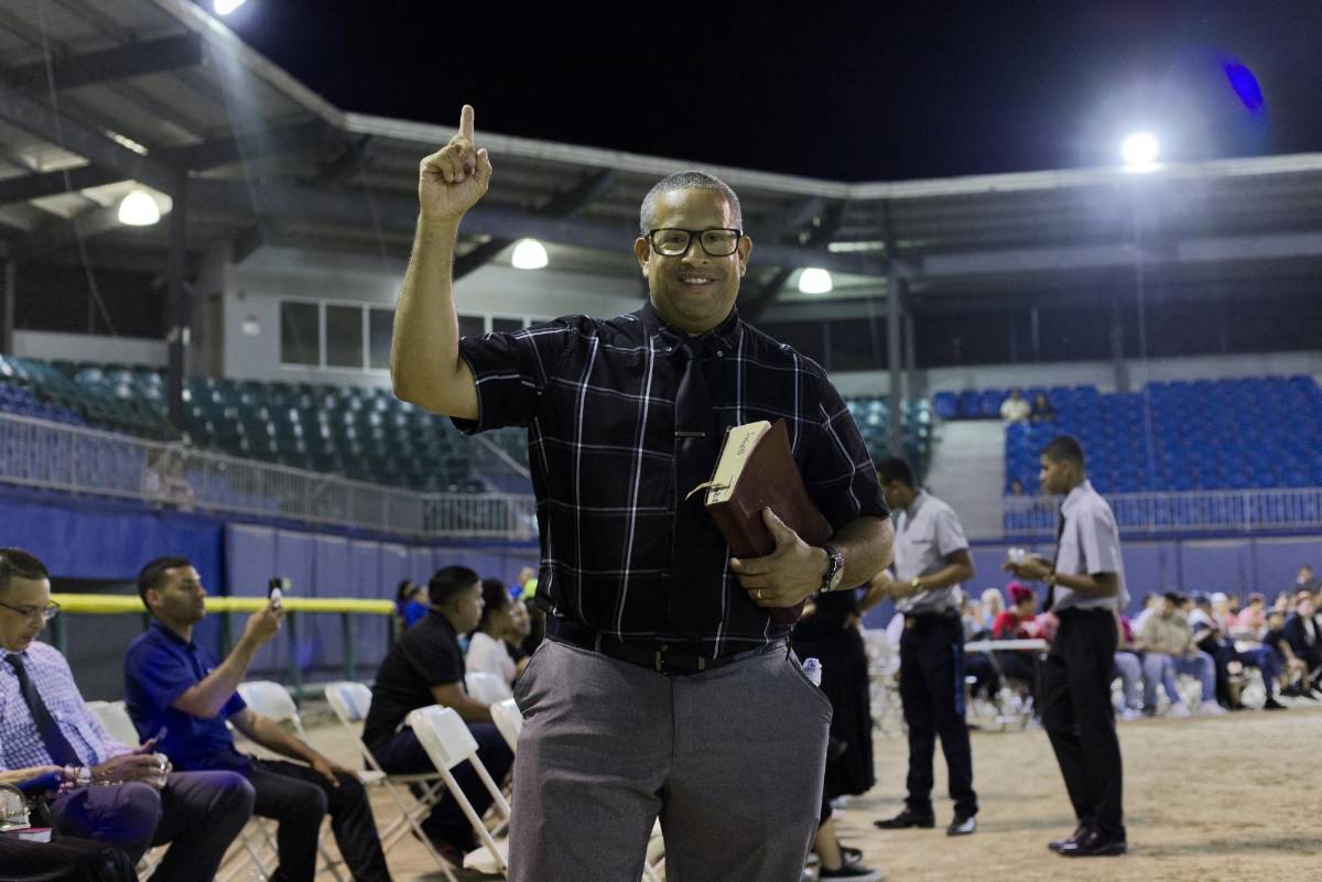 El pastor Julio Ramos, exreguetonero conocido artísticamente como Julio Voltio, posa para EFE durante una congregación cristiana.