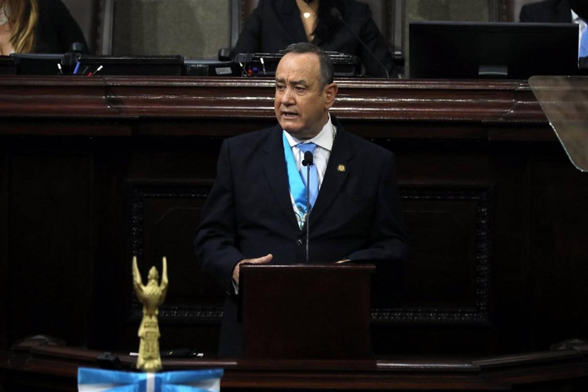 Giammattei cumple la mitad de su mandato en Guatemala marcado por la impopularidad
