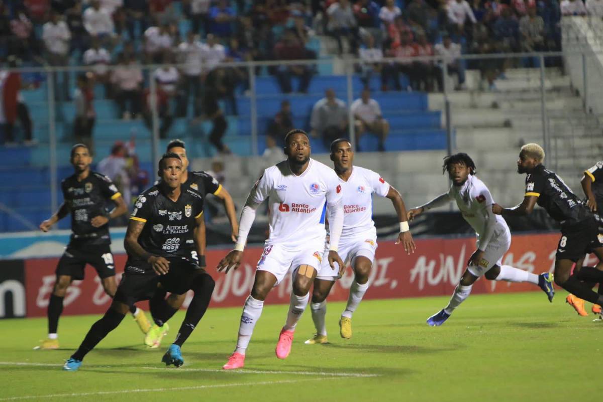 El primer tiempo culminó en un empate sin goles.