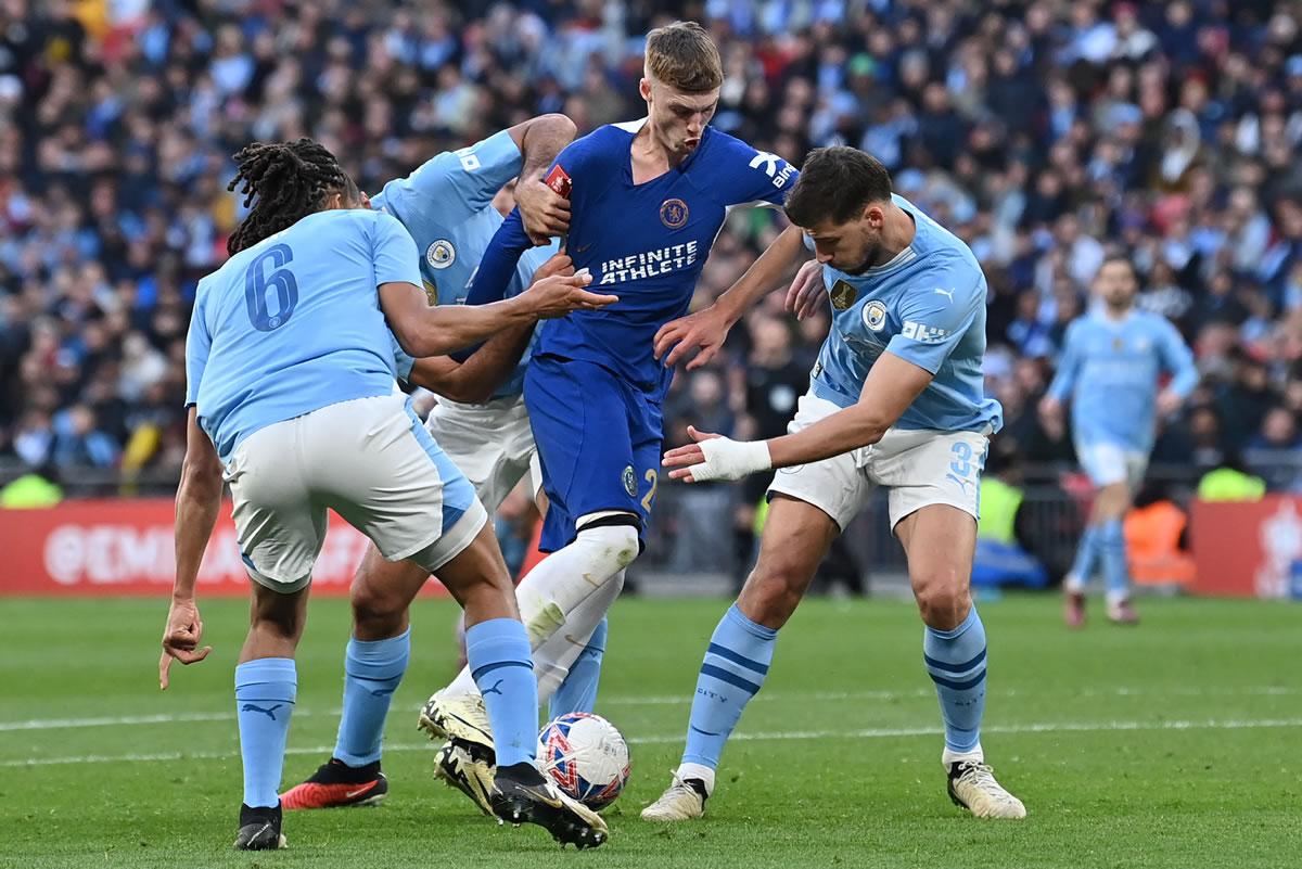 Cole Palmer le dio problemas a la defensa del Manchester City, su ex equipo.