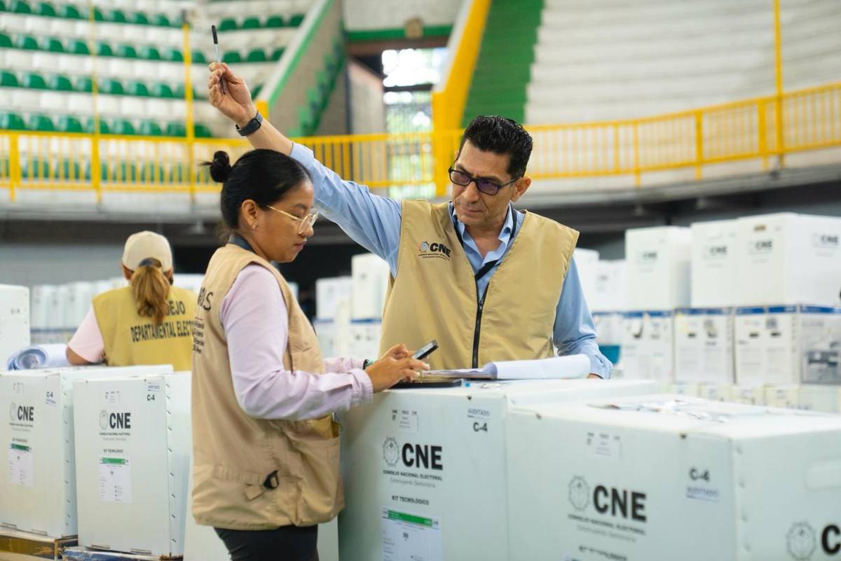 Sampedranos protegen sus negocios con láminas antes de las elecciones generales