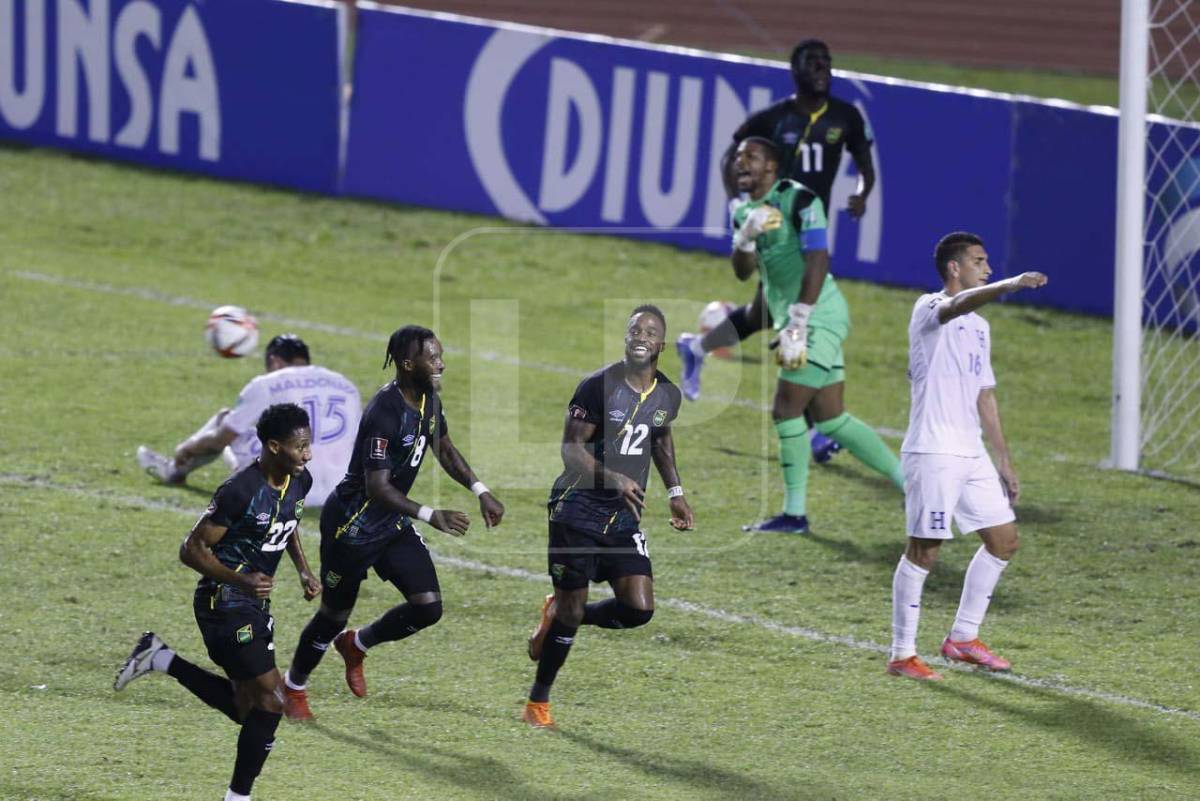 Jugadores de Jamaica celebrando el primer gol.