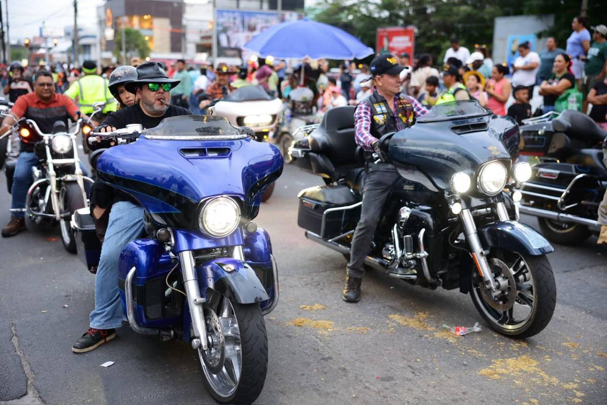 Mototaxis, carros clásicos, racers y motos se roban el show en Desfile de Carrozas de SPS