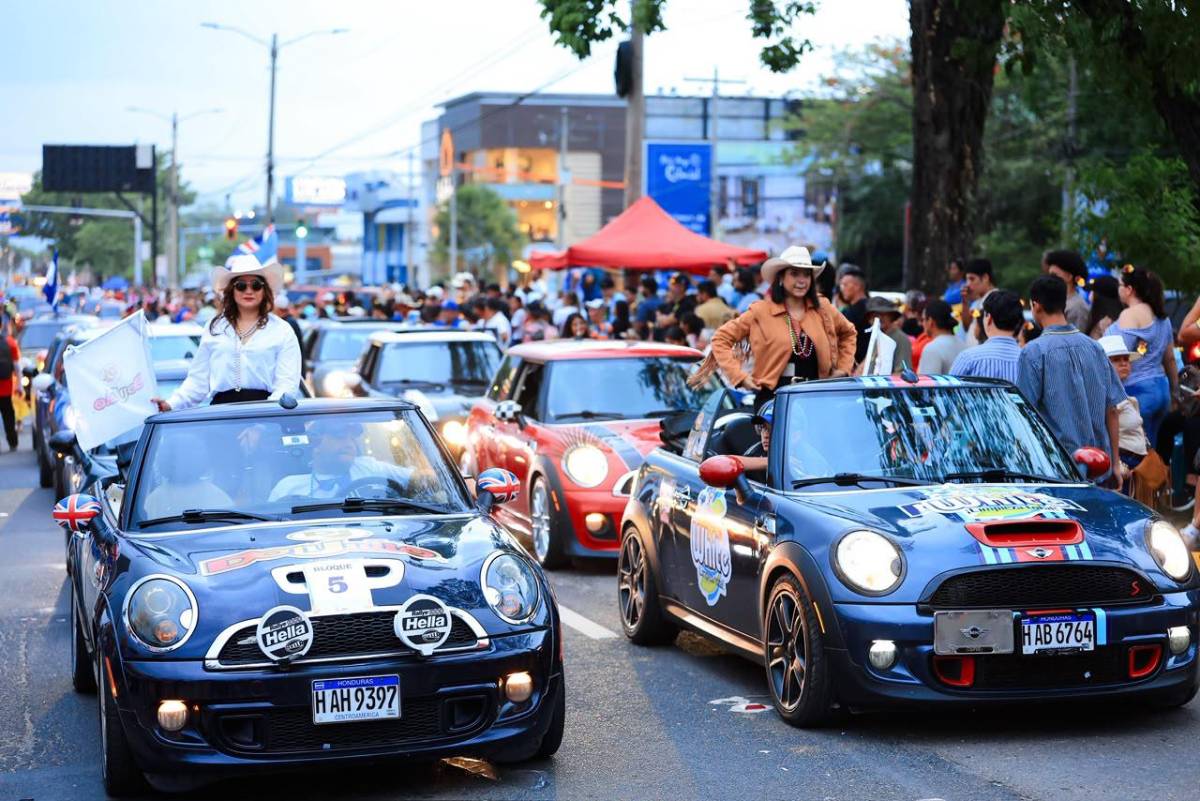 Mototaxis, carros clásicos, racers y motos se roban el show en Desfile de Carrozas de SPS