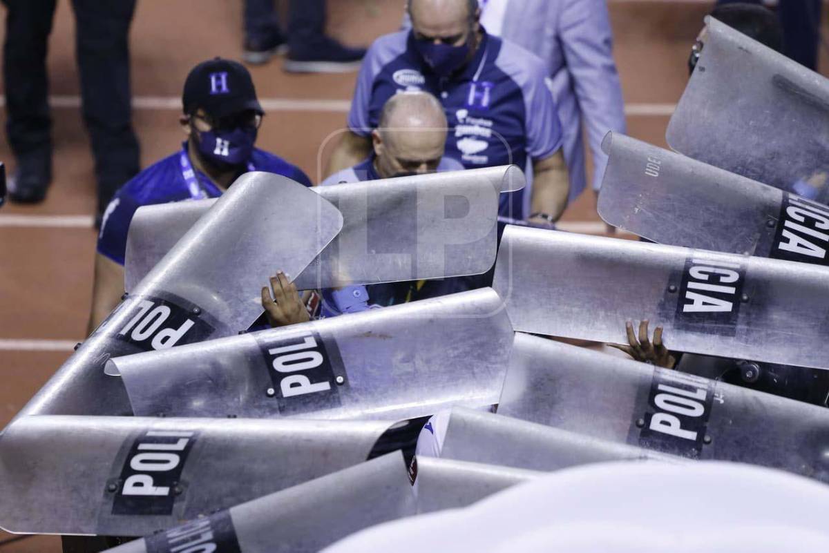 Fabián Coito salió custodiado por elementos de la Policía Nacional debido a la molestia de la afición hondureña.