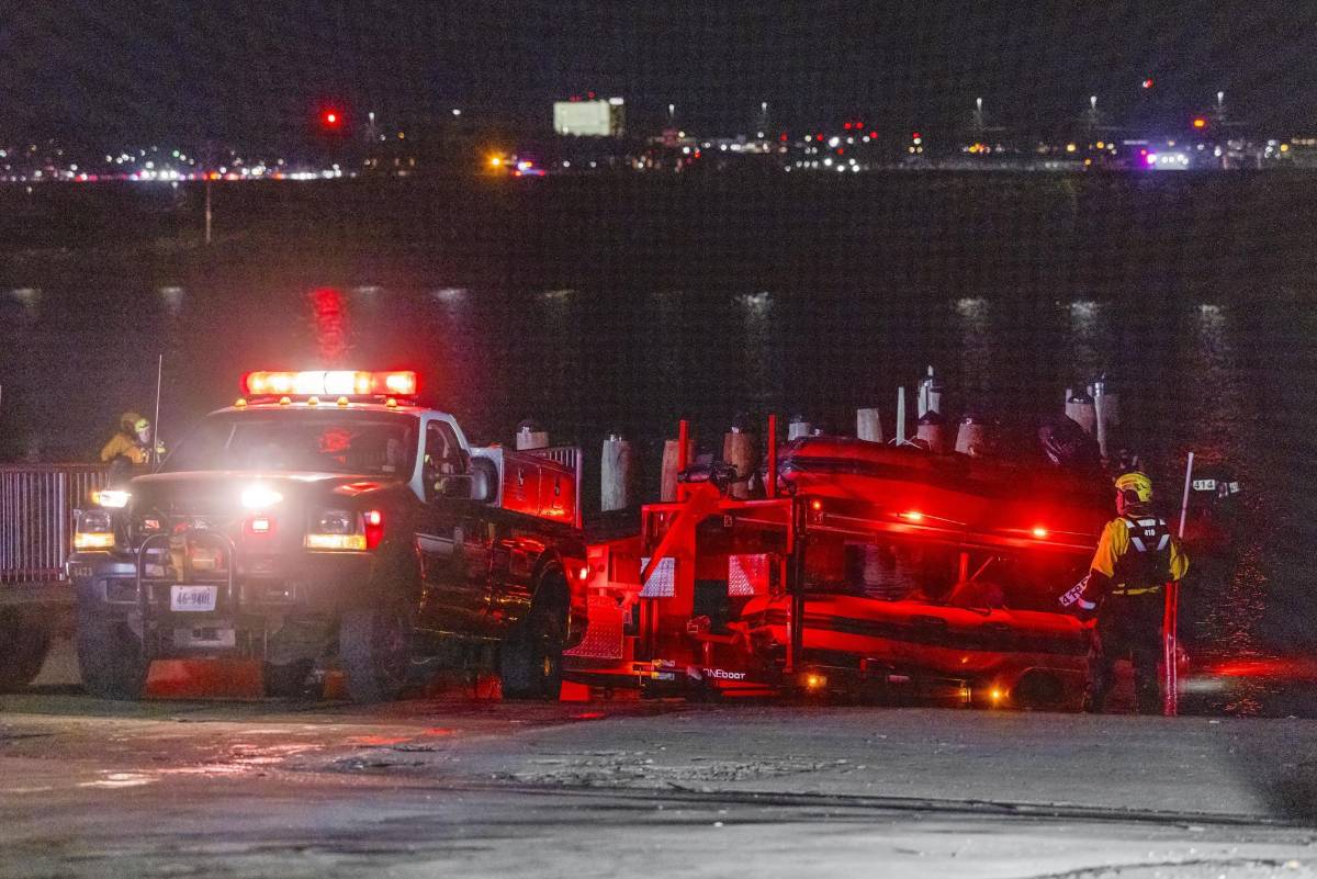 Equipos de rescate buscan a pasajeros y tripulación en el río Potomac.