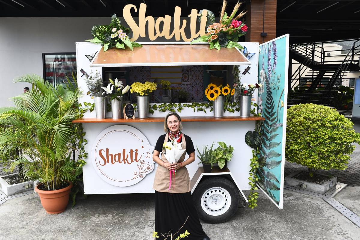 Sampedrana emprende con primer camión de flores