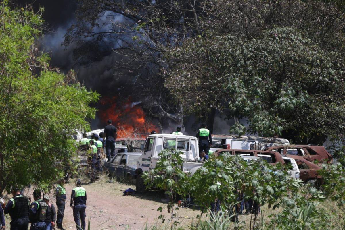 Más de 40 carros decomisados son consumidos por incendio en Tegucigalpa