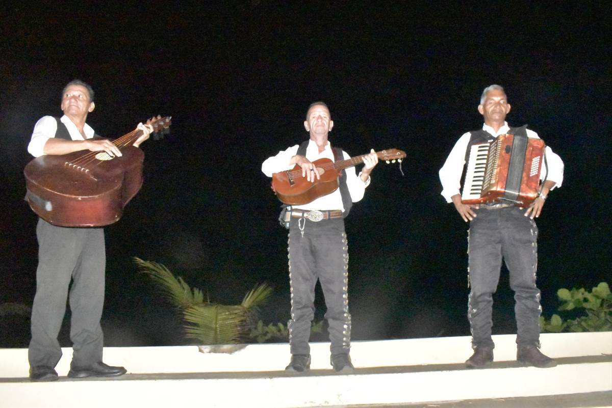 Los mariachis, a punto de cantarse “Las Golondrinas”