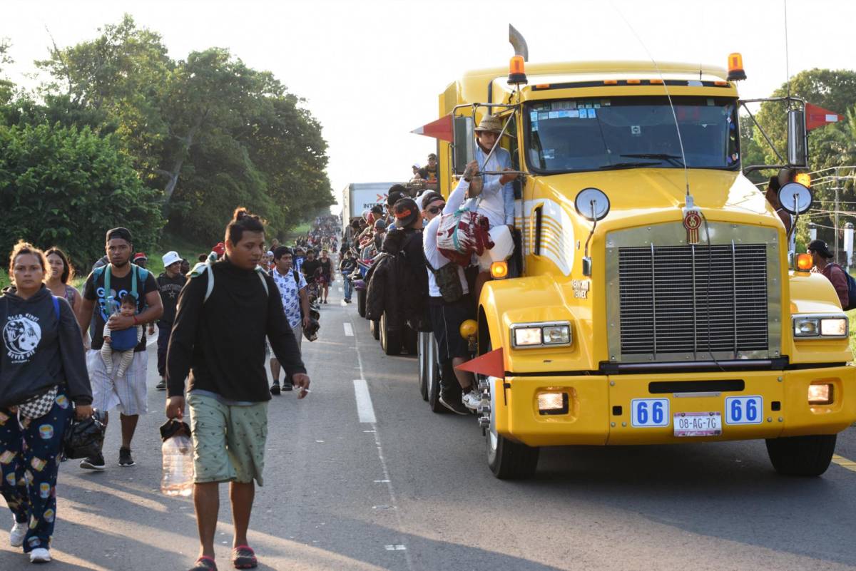 La caravana migrante avanza cansada por el estado mexicano de Oaxaca