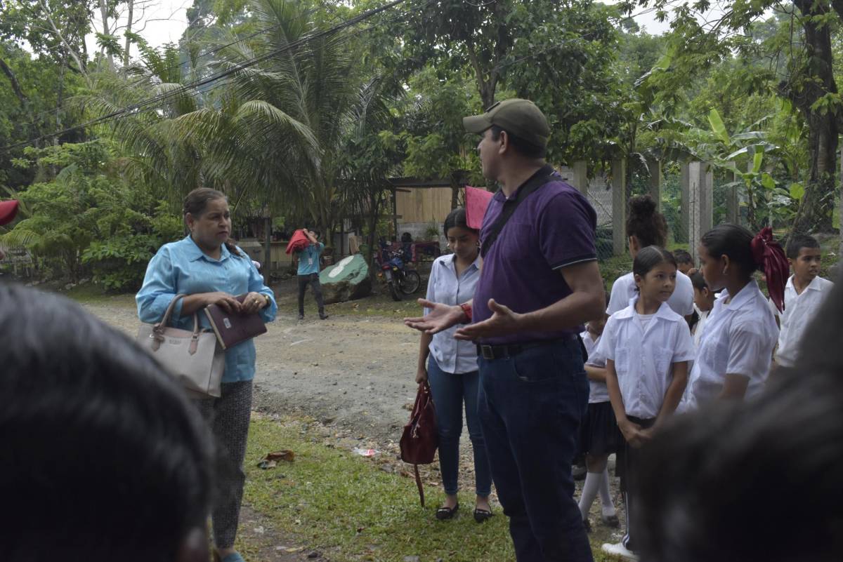 Asignan a un maestro tras bloqueo de carretera en La Ceiba