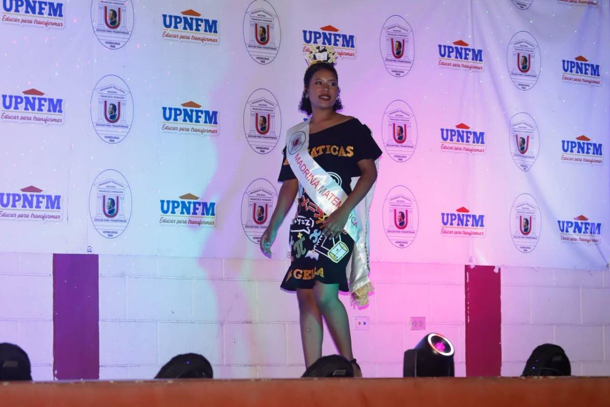 Trajes temáticos y ambiente en la elección de la Señorita Aniversario en la UPNFM-SPS