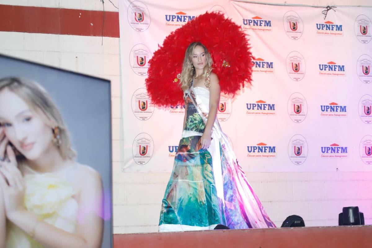 Trajes temáticos y ambiente en la elección de la Señorita Aniversario en la UPNFM-SPS