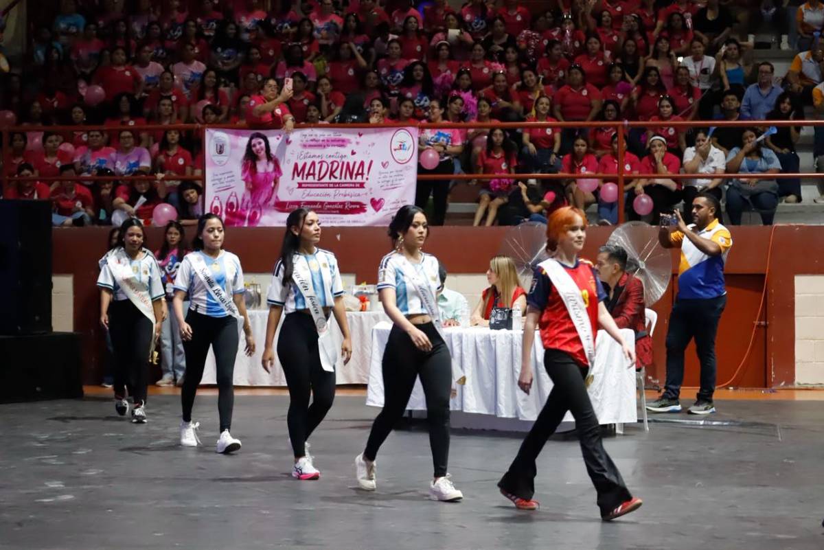 Trajes temáticos y ambiente en la elección de la Señorita Aniversario en la UPNFM-SPS