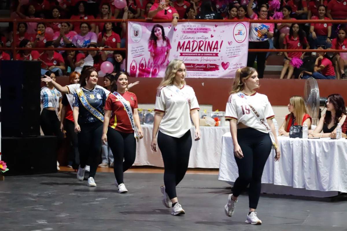 Trajes temáticos y ambiente en la elección de la Señorita Aniversario en la UPNFM-SPS