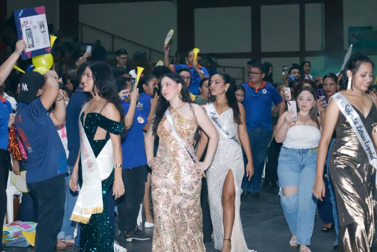 Trajes de gala en la elección de la Señorita Aniversario de la UPNFM-SPS