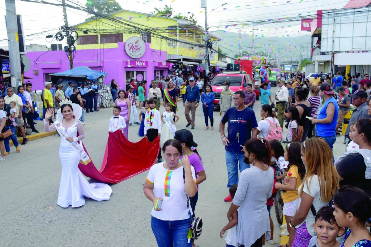 Miles de cholomeños disfrutaron del desfile y carnaval de la feria