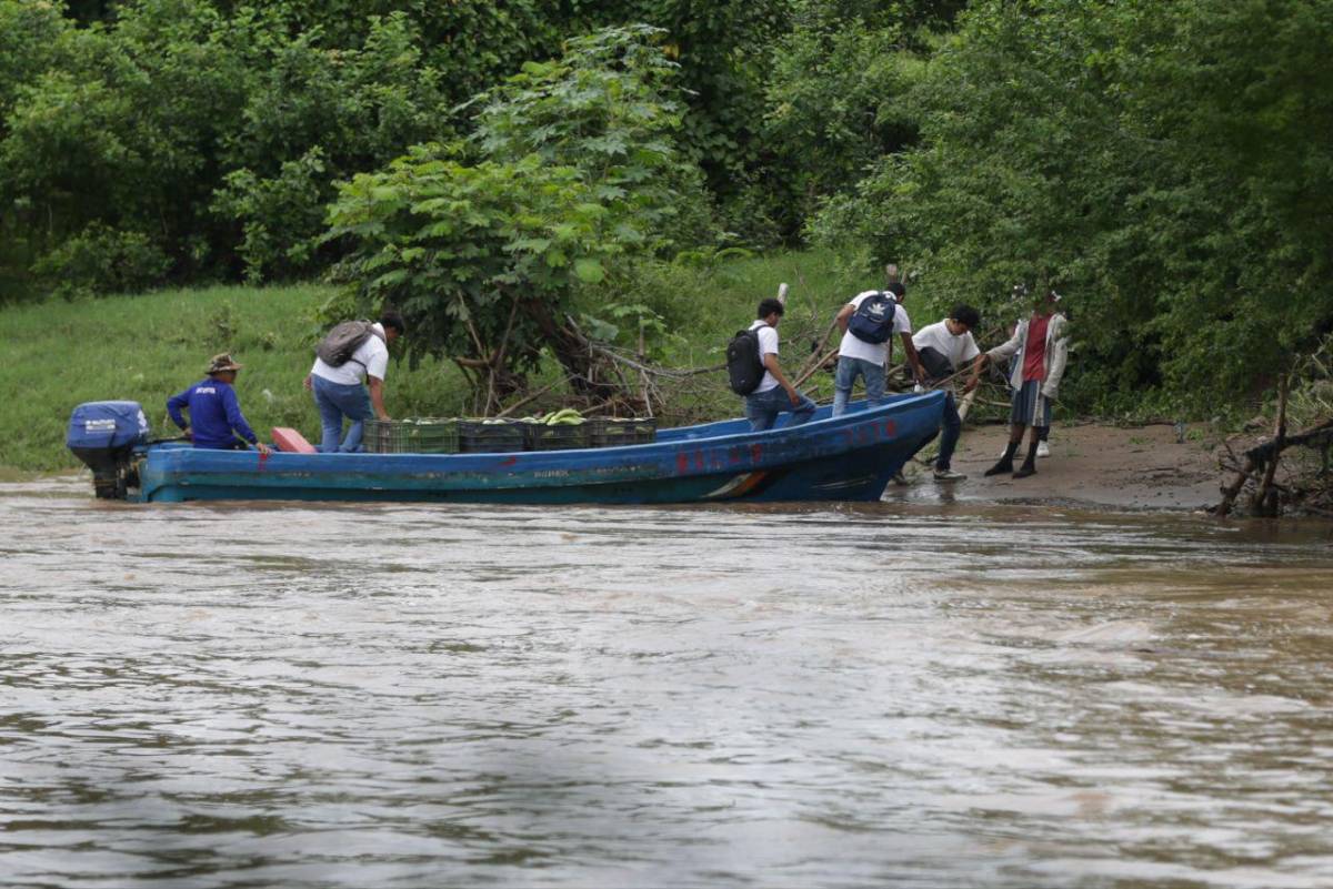 Miles de familias incomunicadas por lluvias del huracán Erick categoría 3