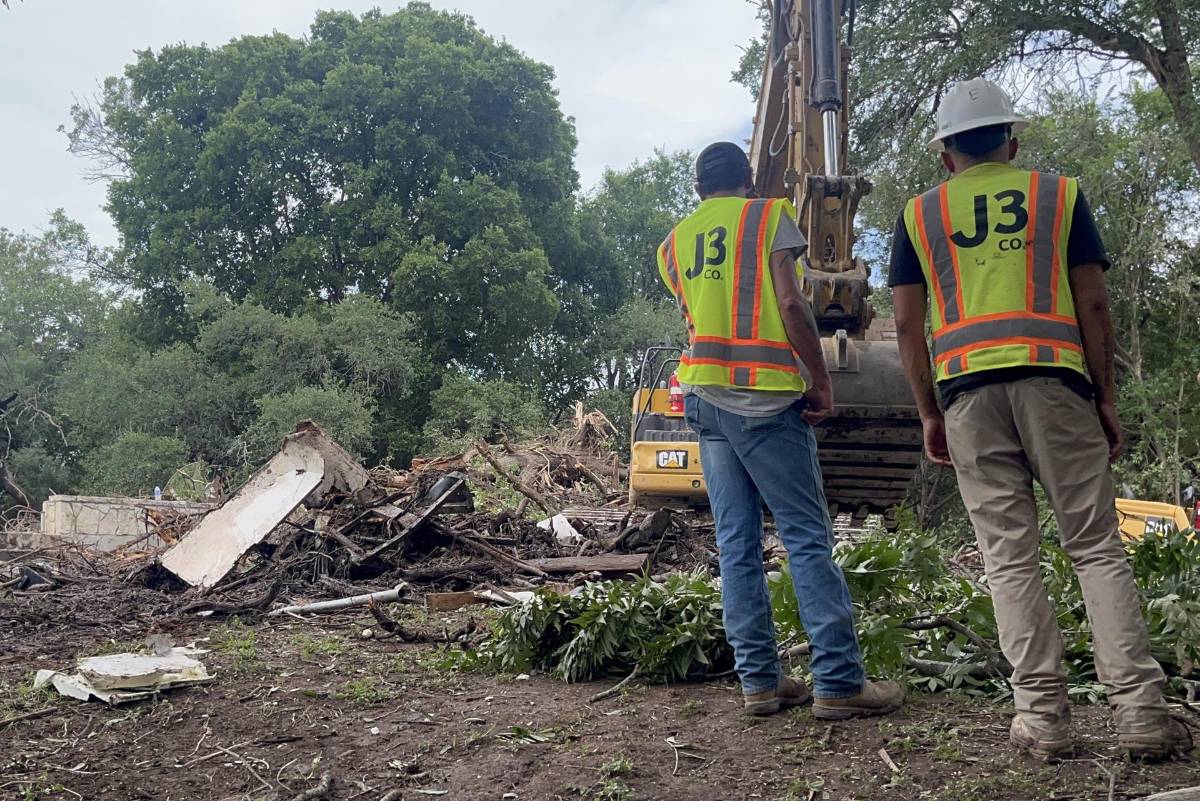 Rescatistas mexicanos ayudan en el corazón del desastre en Texas