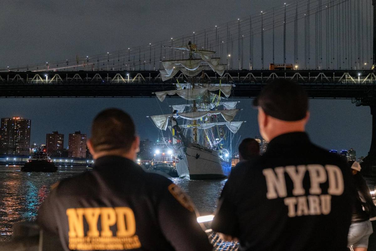 Escalofriantes imágenes del choque de buque mexicano contra el puente de Brooklyn
