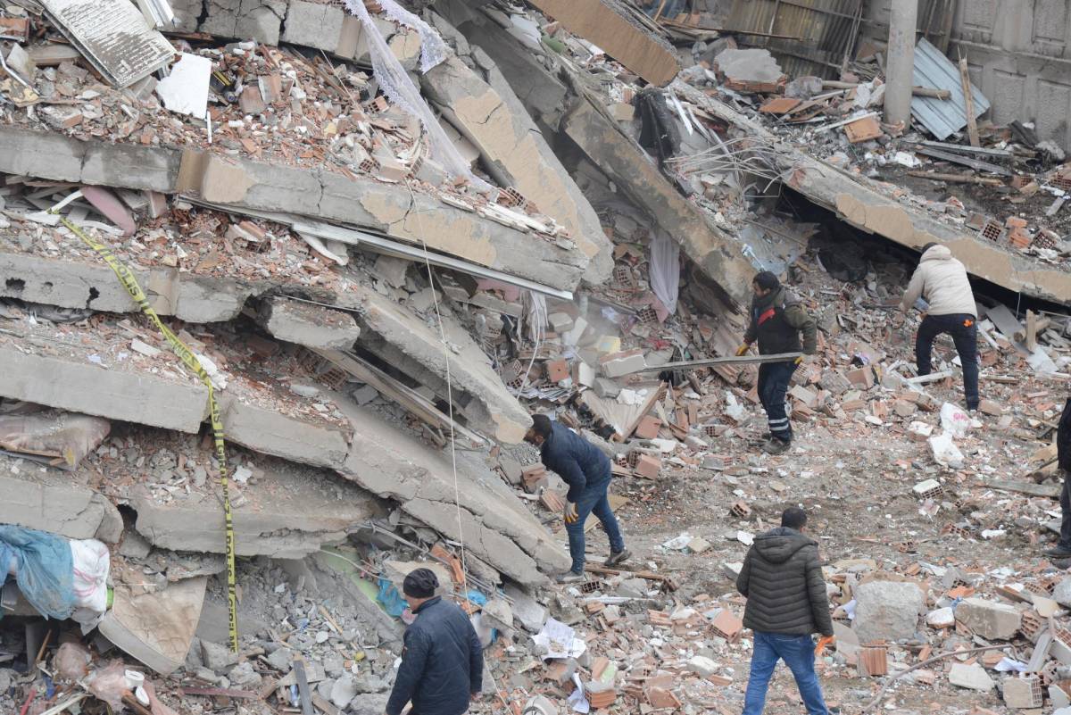 Biden lamenta los terremotos de Turquía y Siria y ofrece la ayuda de EEUU